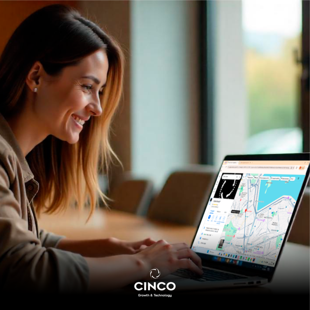 Uma mulher ao computador, com um mapa na tela