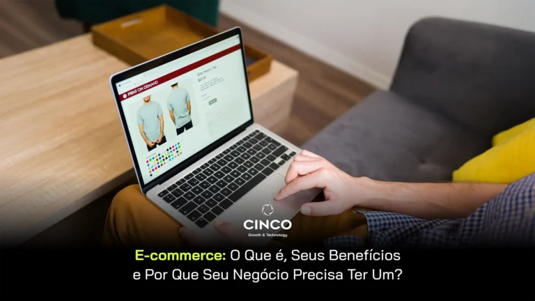 Homem ao computador com um e-commerce na tela