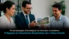 Dois homens e uma mulher olhando a foto de uma casa