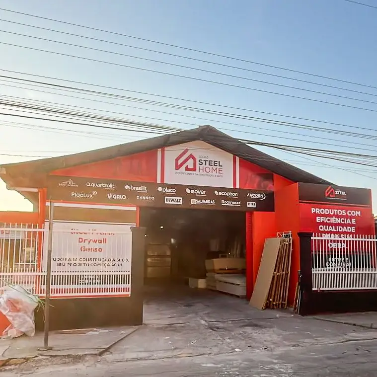 Fachada vermelha e preta da Steel Home Balneário Camboriú