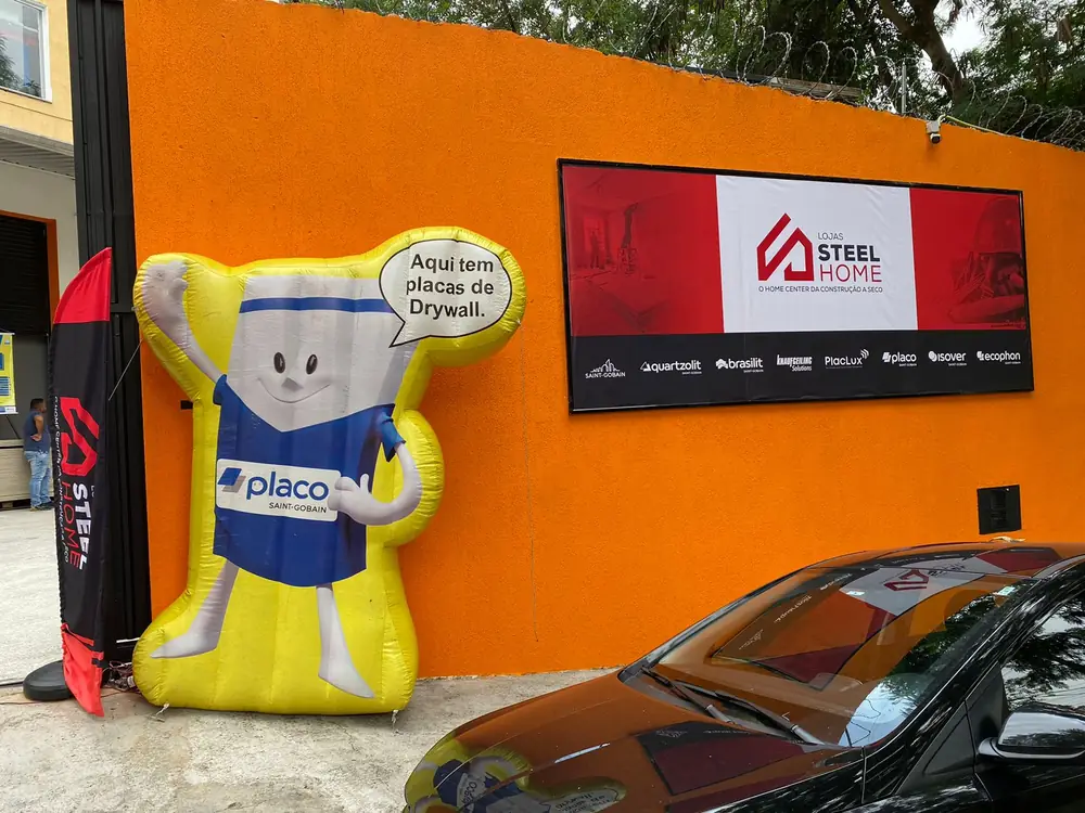 Fachada laranja da unidade Steel Home Zona Norte
